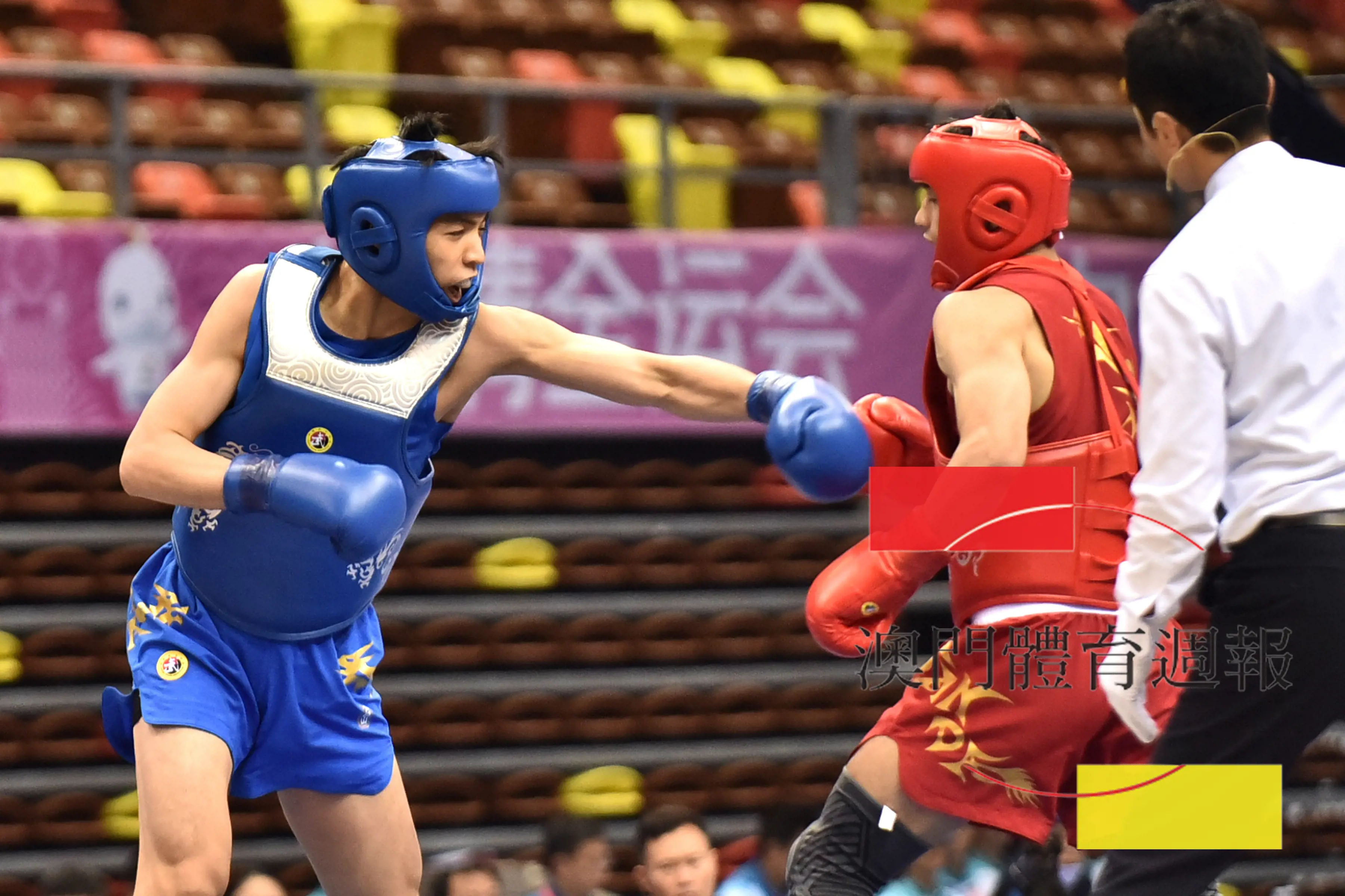 武術散打古曉嵐（KU HIO LAM）(藍方)與對手駁拳.jpg